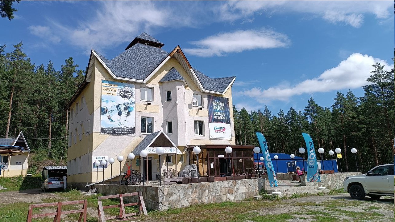 Баннер на гостинице у подъёмника